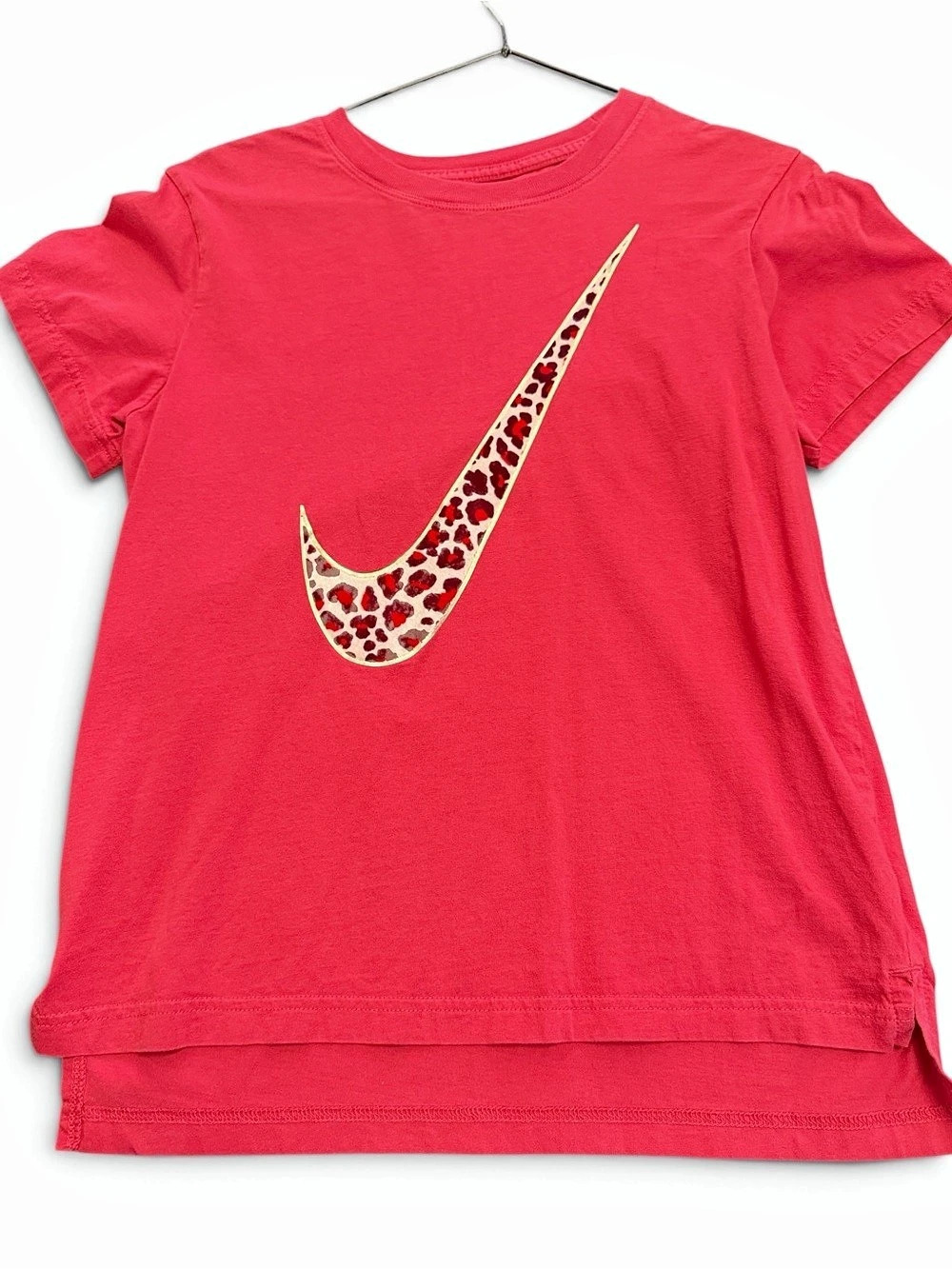 Nike The Nike Tee Leopard Print Swoosh Graphic T-Shirt red XL